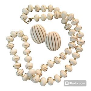 Vtg. necklace in cream w/abstract gold splatter pattern & coordinating earrings!